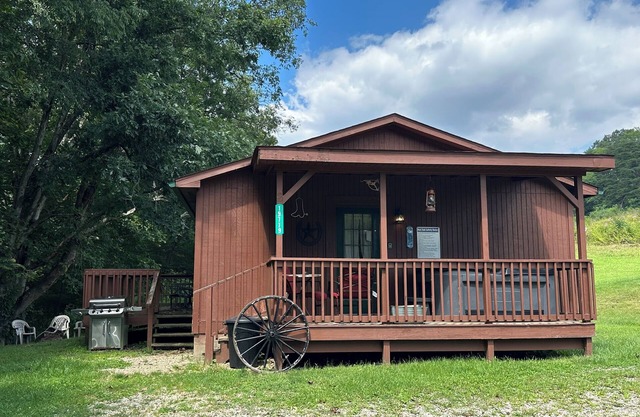 Dakota Trail Cabin 1/2 mile from Old Man's Cave State Park in Hocking Hills