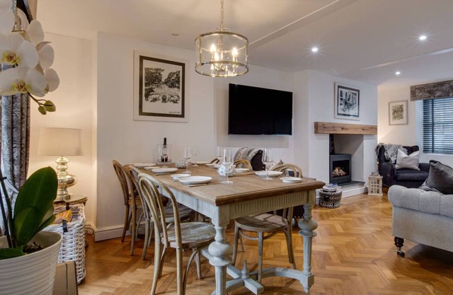 Ubicado en una tranquila calle lateral dentro de la ciudad amurallada de Conwy, esta impresionante casa de campo recientemente renovada