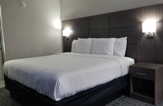 Days Inn & Suites by Wyndham Charleston Airport West