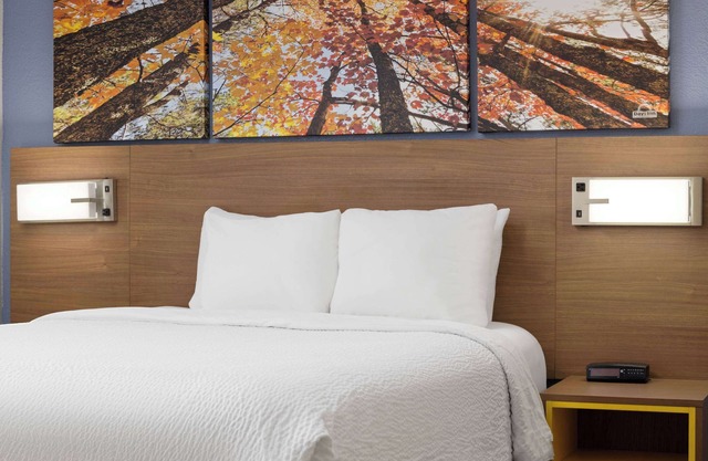Days Inn & Suites by Wyndham Green Bay WI.