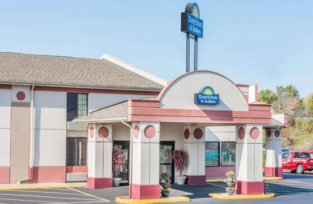 Days Inn & Suites by Wyndham Youngstown/Girard Ohio