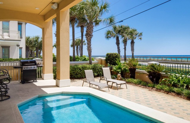 Beach House w / GULF VIEWS y piscina privada climatizada, pasos a la playa, dormir 13.