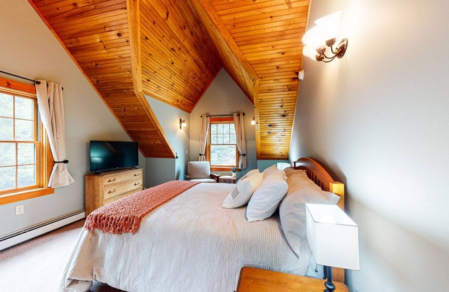Dazzling dog-friendly lodge with stunning views, game room, firepit & W/D