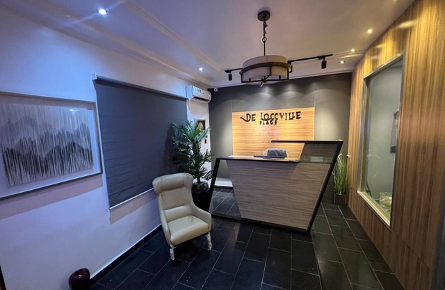 De Loccville Place