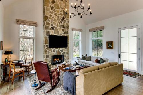 Deck and Mountain Views Black Chalet in Glenville