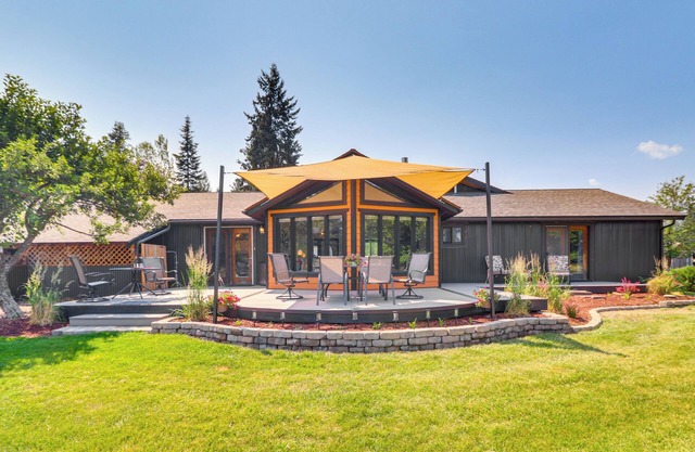 Libby Home on Golf Course w/ Deck & Mtn Views!