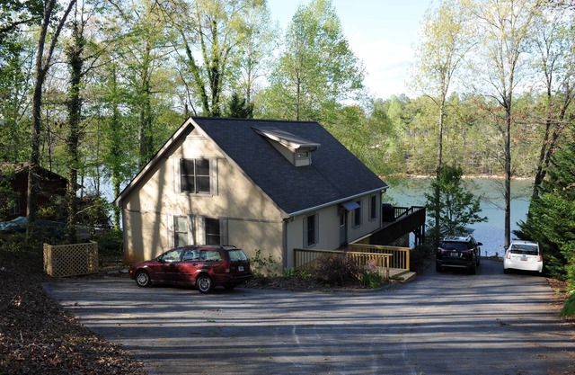 Deepwater Cove en el hermoso lago Keowee completo con muelle y kayaks