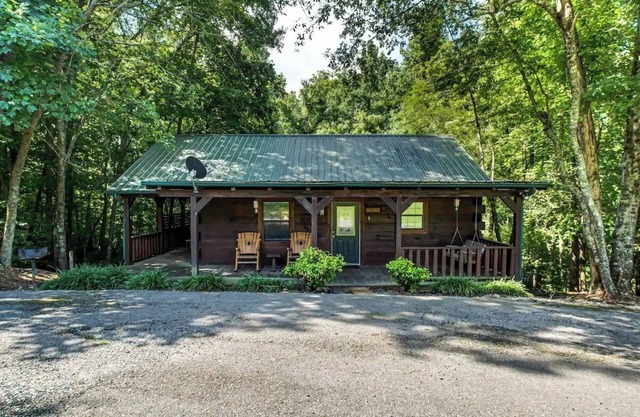 Deer cabin. This modern log cabin with HOT TUB is a large studio with all of the 'bells and whistles' !!!