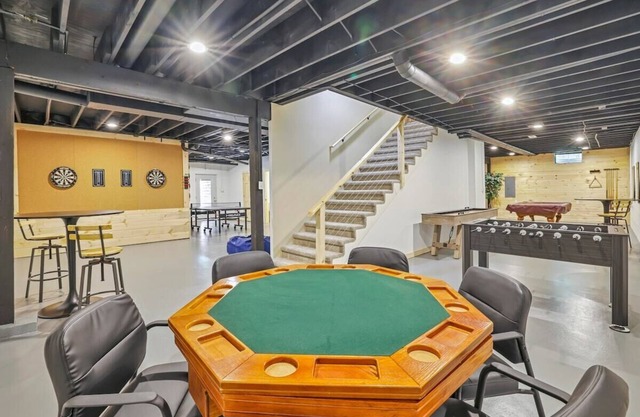 Deer Run Manor - Indoor Pool, Hot Tub & Game Room