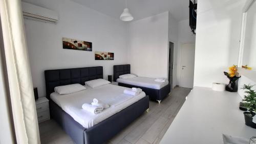 Deka-X Rooms