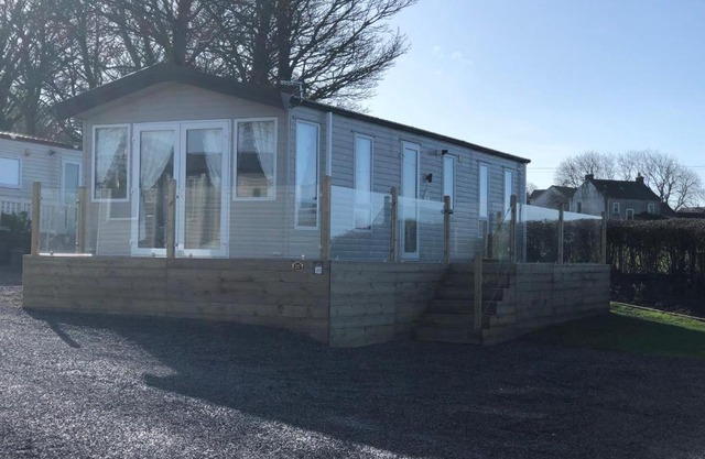 Delightful 2-bed static set in a peaceful village