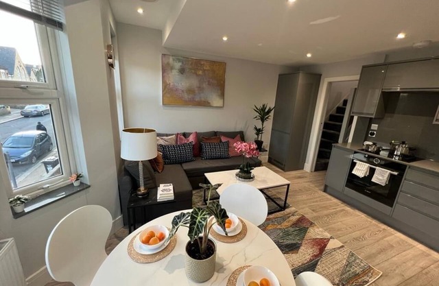 Delightful 3Bedroom/2Bathroom Pet-Friendly Flat with Aircon and WiFi
