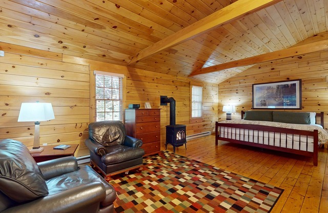 Delightful dog-friendly studio cabin with fireplace, AC & nearby hiking