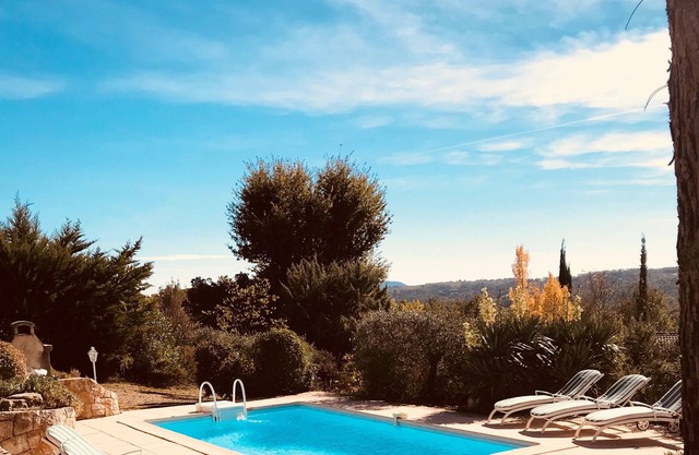 Encantadora villa de estilo provenzal en un solo nivel con piscina y vistas impresionantes.