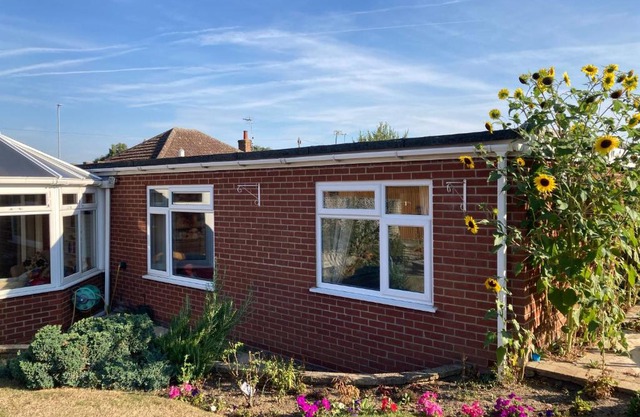 Delightful self-contained Annexe close to airport