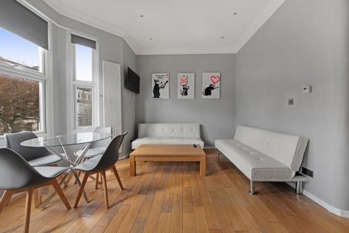 Delux Queens Park Suite 1 bed sleeps 4 ppl Second Floor