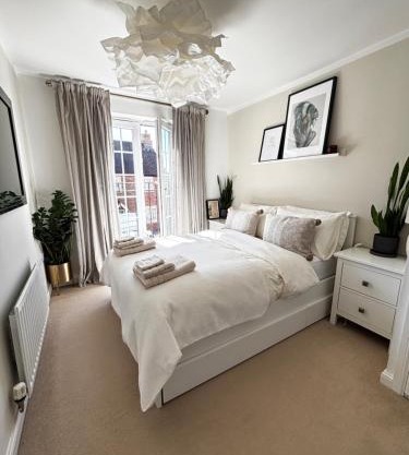 DeLux Room with Private Parking, Sleeps 2, Perfect for Cotswold Getaway, Easy A419 Access
