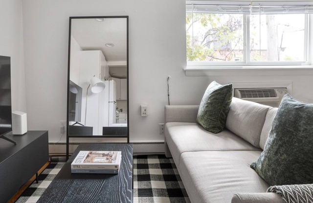 Deluxe Brighton Studio near Mission Park & Green Line, by Blueground