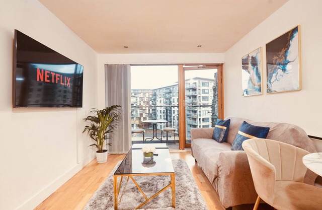 Deluxe City Apt, Riverside Canal View&free Parking