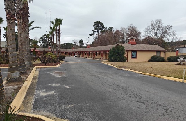 Deluxe Inn - Savannah
