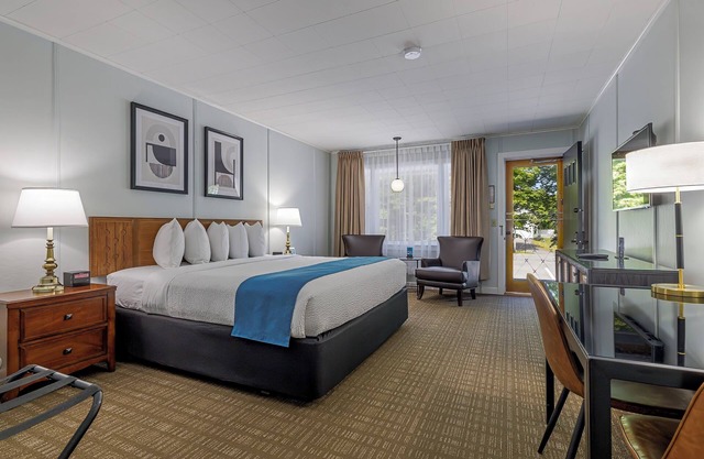 Deluxe King Room w/ Breakfast Included