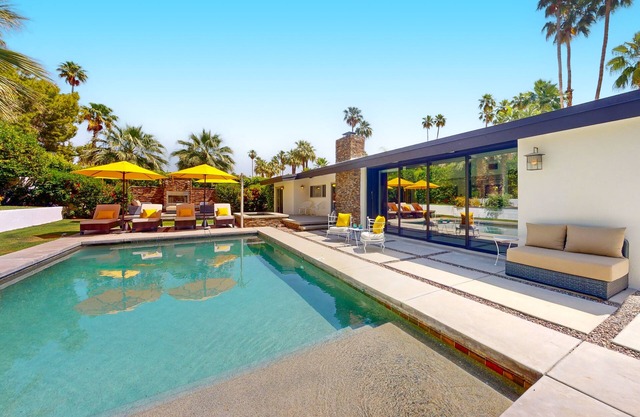 Deluxe Vista Las Palmas home w/private pool & spa - close to downtown