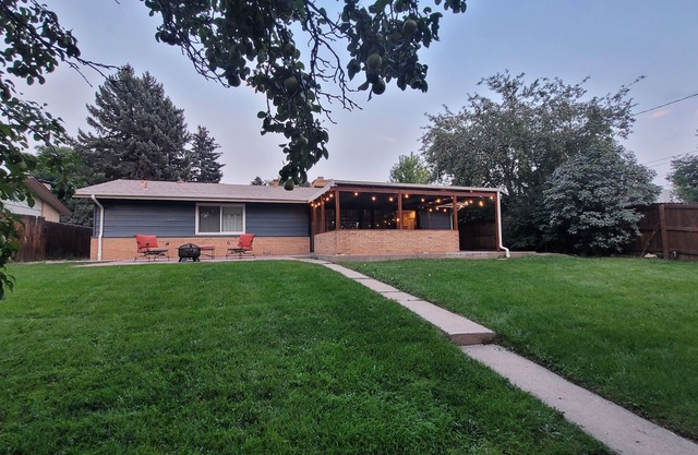 ♡Denver-Central: Cozy Bungalow w/ wood-burning fireplace, open kitchen & yard