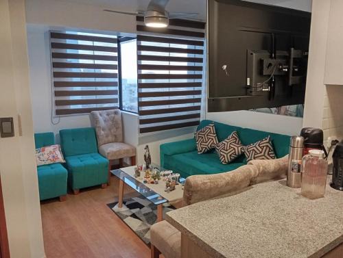 Departamento equipado con aire acondicionado, calefacción, balcón con buena vista