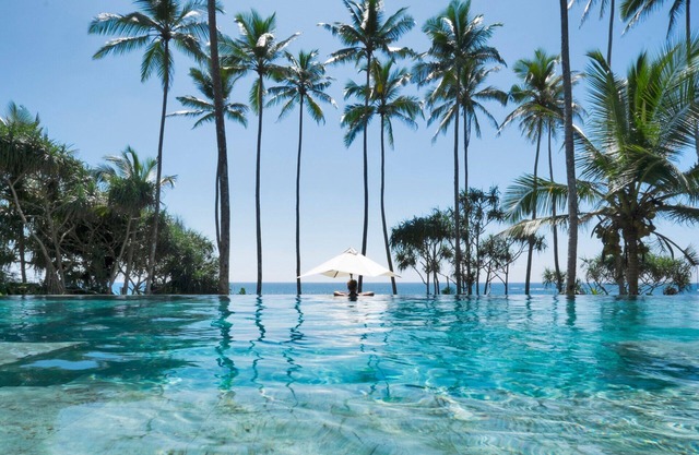 Villa de diseño con vistas al jardín frente al mar con todo el personal Infinity Pool