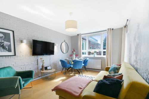 Designer 2 bedroom Flat in London-Balcony-Sleeps 6