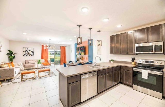 Designer Decorated-3 Bedroom Near Disney