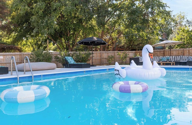 Designer Home w/ Private Pool, Theatre & Games!