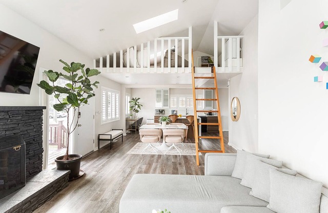 Designer's loft w Spectacular city views, fireplace, Home Theater & outdoor BBQ