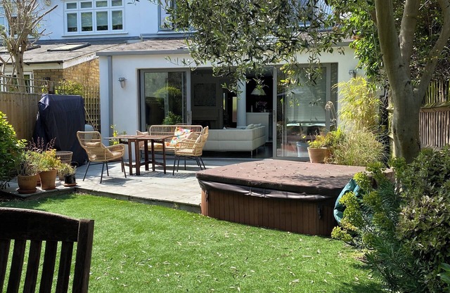 Designer SW London 4Bed Home, Garden/Parking, close to Nature & Central London