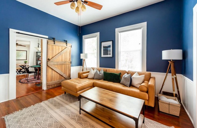 Designer Victorian Apartment Close to Forsyth, Nightlife by Lucky Savannah