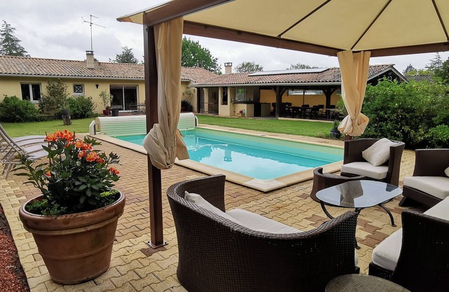 Villa independiente con parque y piscina privada. Recoge tus huevos duros