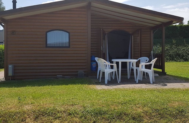 Independiente chalet de madera con microondas, rodeado de naturaleza