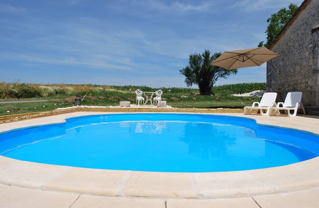 Independiente retiro Granero rural ambientada en tierras de cultivo abierto -con piscina privada