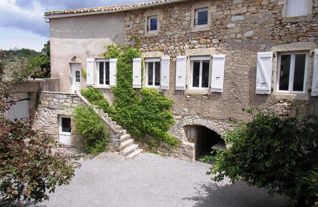 Casa de piedra independiente para 8/10 personas. cerca del río Chassezac