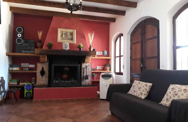 Chalet independiente con piscina privada y jardín con juegos al aire libre