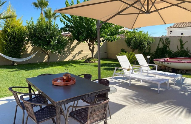 CHALET/ VILLA INDEPENDIENTE CON PISCINA PRIVADA. LOCALIZADA ENTRE LAS 2 LAGUNAS.