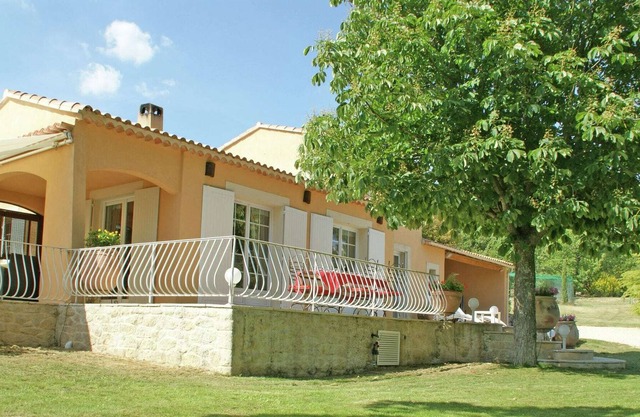Espaciosa Villa en Reillanne con Piscina