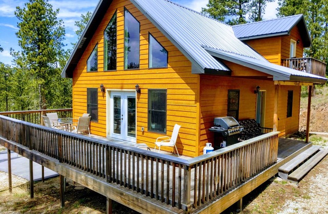 Diamond in the Pines: 3 acres privados, cubierta grande, vistas increíbles, ¡recientemente renovadas!
