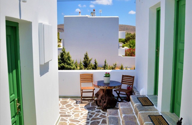 Moraitis Studios Dioni Lux Inn