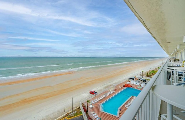 Direct oceanfront view 8th floor, king size bed, largest pool in Daytona Beach !