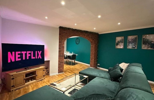 Discounts, Contractors, Free Parking, WIFI, SMART TVs - NEC, HS2, BHX