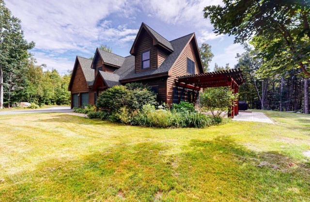 Discover your mountain escape: A cozy retreat with breathtaking views, a hot tub under the stars!