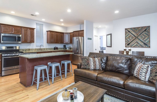 Diversey #1 - Lincoln Park Living: 5 Queen Beds / 2 FULL Bathroom