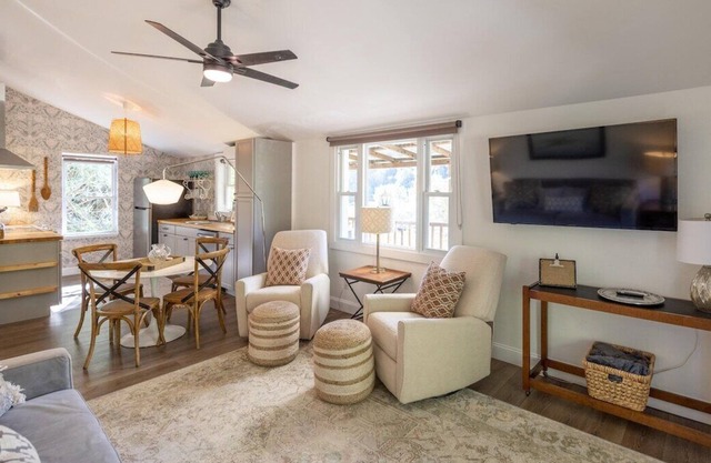 Dog-friendly 2 BD/ 1 BA w/ Sweeping River Views in Charming Mountain Town