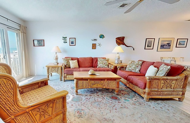 Dog-friendly beachfront townhouse with comunity pool, washer/dryer, central AC